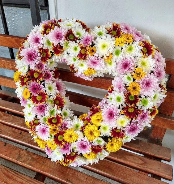 Envio y venta de flores ,rosas, plantas,arreglos florales ,regalos y desayunos a domicilio con delivery gratis en la Ciudad Autonoma de Buenos Aires y con costo de env�o en localidades del Gran Buenos Aires asi como delivery de flores y plantas a trav�s de florerias asociadas en todas las provincias de la Argentina, Buenos Aires, la Pampa, Tucuman, La Rioja, R�o Negro, Entre Rios, Corrientes, Misiones, Neuquen, Chubut, Tierra del Fuego, Santa Cruz, San Luis, Mendoza, Cordoba, Jujuy, Formosa, Santiago del Estero, Salta, Chaco, Catamarca ,San Juan, y ademas realizamos el delivery de flores ,coronas,palmas , plantas y regalos a todas las ciudades de Argentina, Mar del Plata, C�rdoba, Buenos Aires, con cargo en Santa Rosa, La Plata, Bella Vista, Neuquen, Pilar, Paran�, Posadas, Resistencia, Cipolleti y mas de 300 ciudades y localidades en todo el territorio de nuestro pa�s, asi como tambien tenemos la posibilidad de enviar flores a casi todo el mundo en cuestion de horas
